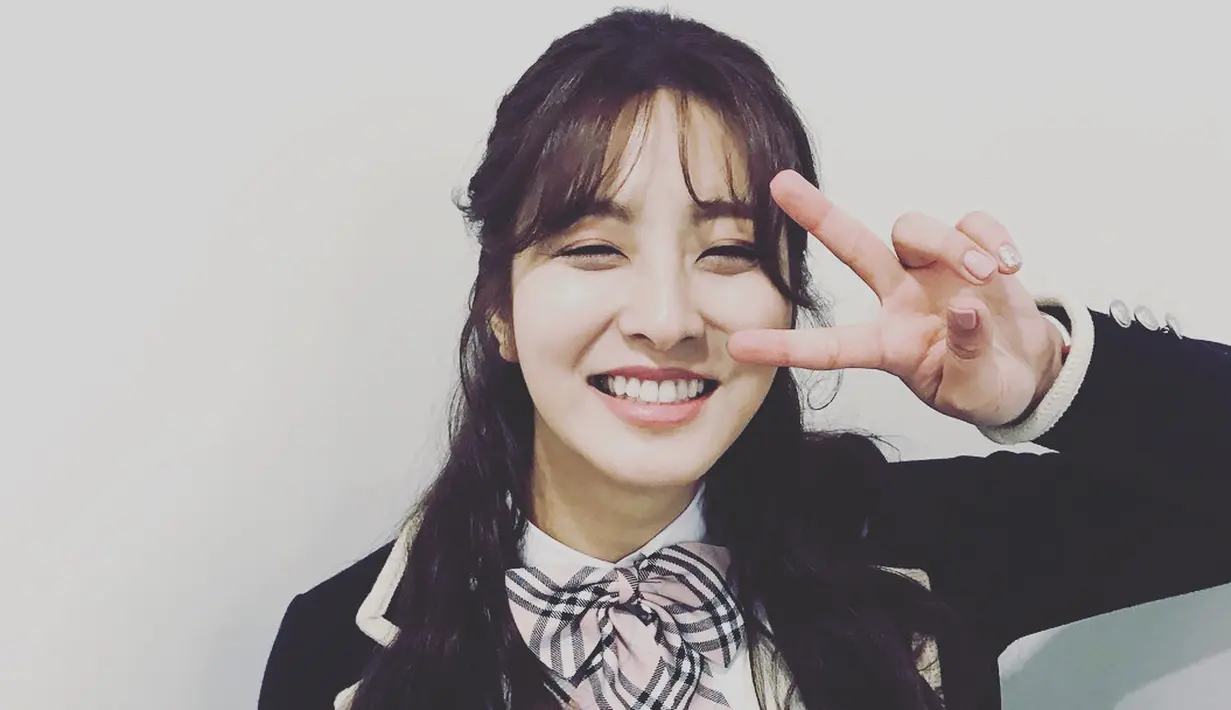 Untuk kamu yang memiliki rambut panjang juga bisa mencontoh cara Park Se Young menata rambutnya ini. Ditata ikal besar dengan poni, gaya rambut ini juga bisa digunakan untuk semua bentuk wajah, tanpa perlu takut terlihat tembem. Foto: Instagram.