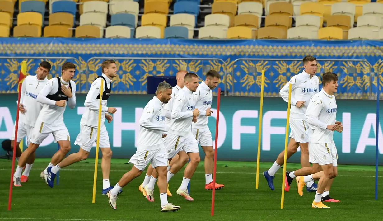 Para pemain Ukraina melakukan pemanasan saat mengikuti sesi latihan di stadion Olympiyskiy di Kiev (12/10/2020). Ukraina akan bertanding melawan Spanyol dalam lanjutan UEFA Nations League Divisi A Grup 4 (A4) di Stadion NSK Olimpiyskiy. (AFP/Sergei Supinsky)