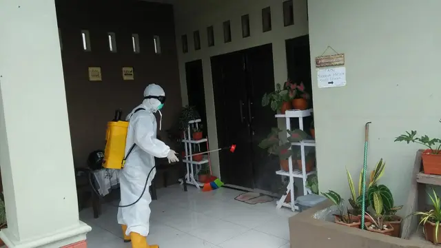 Satgas Covid-19 Purbalingga intensif menangani wabah Covid-19 di Desa Karanggabas usai munculnya klaster pengajian. (Foto: Liputan6.com/Rudal Afgani Dirgantara)