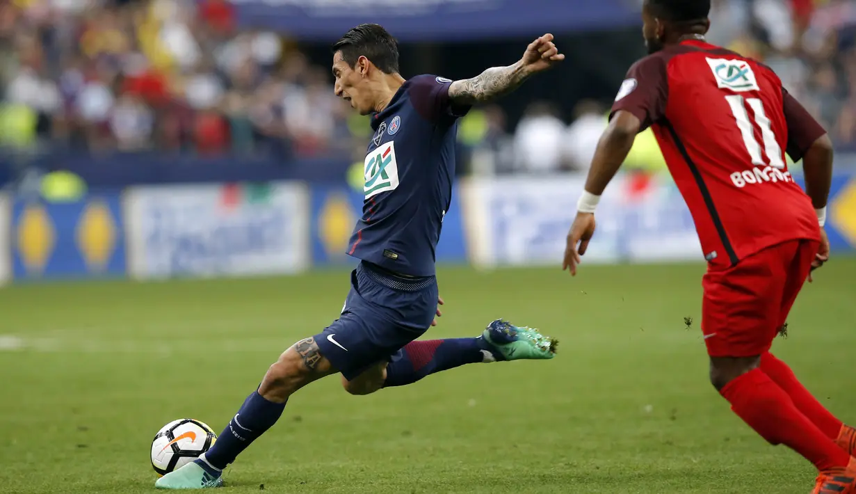 Penyerang Paris Saint Germain, Angel Di Maria, melepaskan tendangan ke gawang Les Herbiers pada laga final Piala Prancis di Stade de France, Selasa (8/5/2018). Paris Saint Germain menang 2-0 atas Les Herbiers. (AP/Michel Euler)