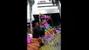 Pengunjuk rasa yang tergabung dalam Masyarakat Banten Selatan melakukan atraksi kuda lumping di depan Gedung KPK, Jakarta, Senin (16/2/2015). Mereka menuntut pemilihan Kapolri harus melalui KPK, PPATK dan publik. (Liputan6.com/Faisal R Syam)