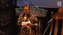 Wakil ketua DPR RI, Fadli Zon membacakan Puisi Musikal di Acara Tadarus Puisi Ramadhan di Teater Kecil, Taman Ismail Marzuki, Jakarta, Kamis (1/6). Acara tersebut digelar dalam rangka memperingati Hari Lahirnya Pancasila. (Liputan6.com/Helmi Afandi)