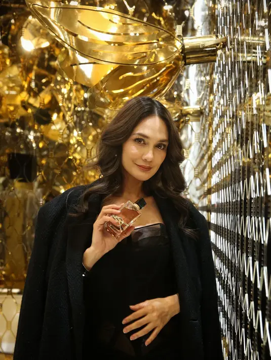 Intip penampilan menawal Luna Maya di pembukaan YSL Winter Fantasy 2024. Ia hadir dengan busana berwarna hitam yang anggun. / Foto: Adrian - Fimela.com.