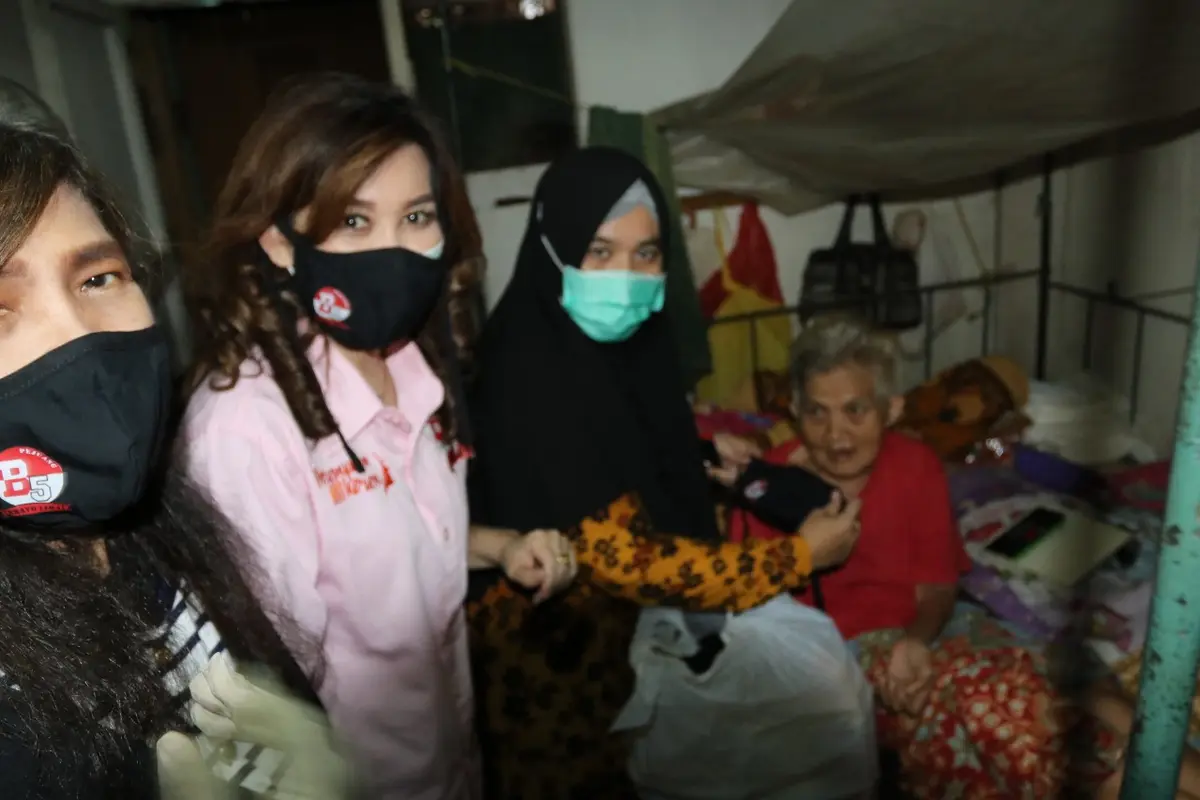 Pejuang Bravo Lima membagikan APD dan sembako ke warga terdampak Covid-19.