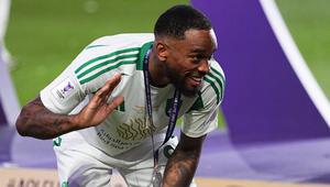 Penyerang Inggris Ahli bernomor punggung 99, Ivan Toney, merayakan kemenangannya dengan medali setelah memenangkan pertandingan final Liga Champions AFC antara Al-Ahli dari Arab Saudi dan Kawasaki dari Jepang di King Abdullah Sports City di Jeddah pada 3 Mei 2025. (AFP)