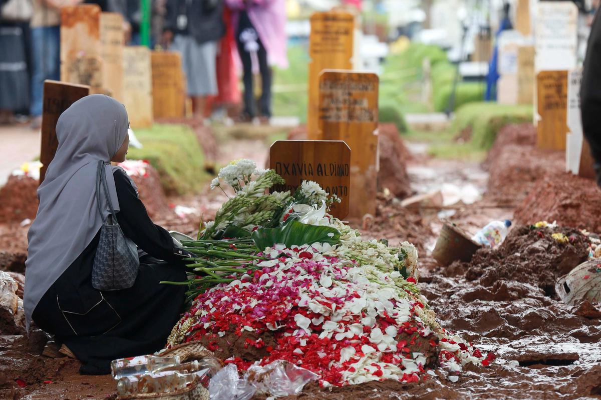 FOTO: Hujan Iringi Pemakaman Vidi Aldiano
