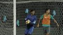 Kiper Timnas Indonesia, Satria Tama, saat mengikuti latihan jelang laga melawan Fiji di Stadion Patriot, Bekasi, Kamis, (31/8/2017). Indonesia akan menjalani laga Persahabatan melawan Fiji. (Bola.com/M Iqbal Ichsan)