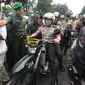 Kapolda Metro Jaya Irjen Pol Mochammad Iriawan bersama Mayor Jenderal TNI Teddy Lhaksmana mengendarai motor trail saat melintasi pengunjuk rasa di depan gedung Balaikota DKI Jakarta, Jumat (14/10). (Liputan6.com/Immanuel Antonius)