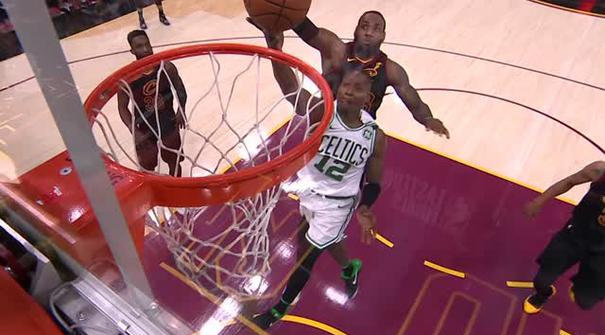 Berita video game recap NBA 2017-2018 antara Cleveland Cavaliers melawan Boston Celtics dengan skor 109-99.