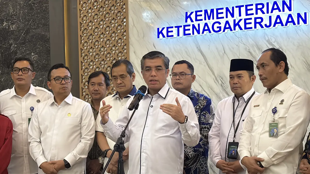 Menteri Ketenagakerjaan (Menaker) Yassierli di Kantor Kemnaker, Rabu, (12/11/2025). (Foto: Liputan6.com/Tira Santia)