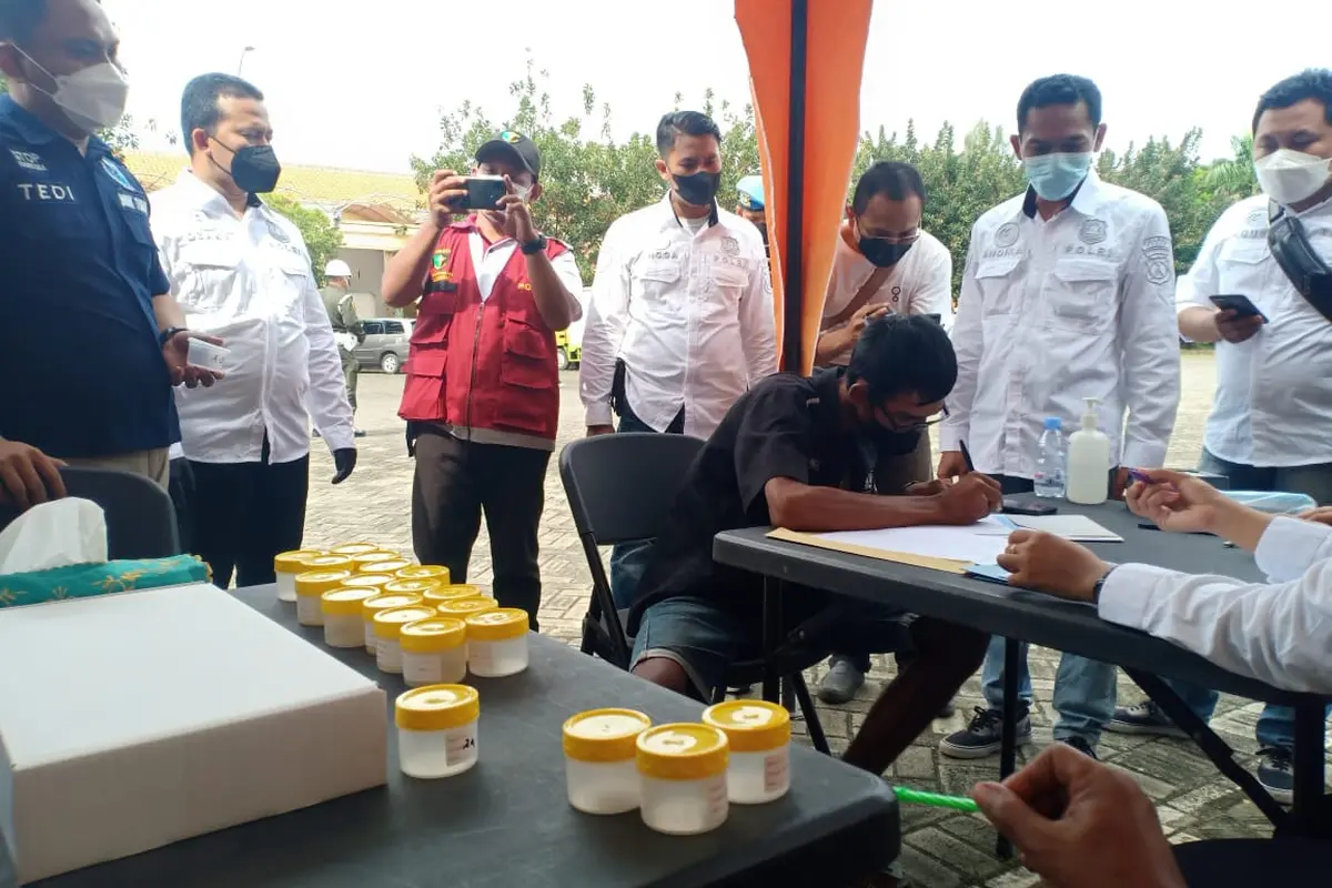 Sopir dan kondektur di Tuban jalani tes urine. (Adirin/Liputan6.com)