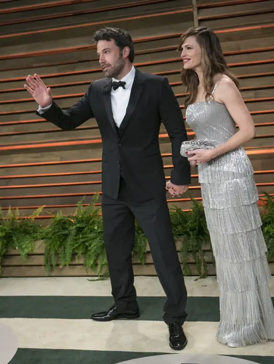 Saat itu Garner mengenakan atasan berwarna hitam dan bermotif hati yang patah. Lantaran hal itulah Garner disebut mengungkapkan rasa patah hatinya lewat kaos yang dikenakannya saat itu. (doc.dailymail.com)