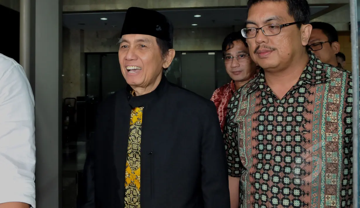 Mantan Ketua BPK, Hadi Poernomo meninggalkan gedung KPK usai menjalani pemeriksaan, Jakarta, Selasa (5/5/2015). Hadi diperiksa sebagai tersangka kasus dugaan korupsi dalam permohonan keberatan pajak yang diajukan oleh BCA. (Liputan6.com/Andrian M Tunay) 