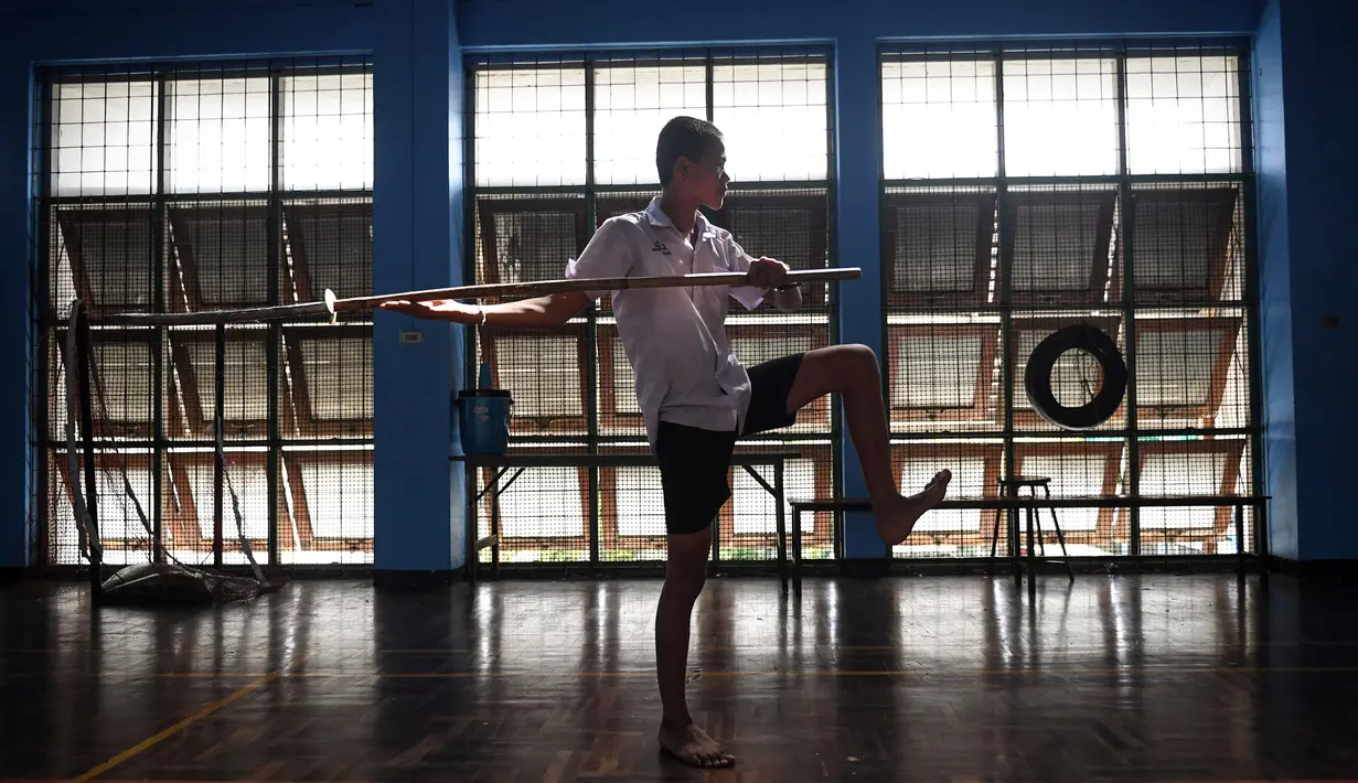 Seorang siswa menggunakan pedang berlatih Krabi Krabong di sekolah Thonburee Woratapeepalarak, Thonburi, Bangkok (8/7/2019). Krabi Krabong merupakan seni bela diri Thailand yang dipersenjatai pisau dan perisai kayu yang terabaikan. (AFP Photo/Lillian Suwanrumpha)
