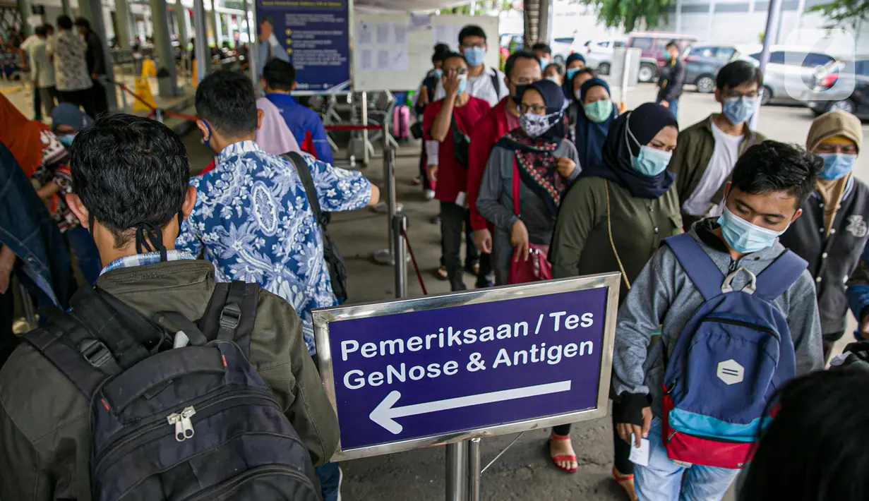 Calon penumpang kereta api antre untuk tes COVID-19 dengan GeNose C19 di Stasiun Pasar Senen, Jakarta, Jumat (5/2/2021). PT Kereta Api Indonesia memberlakukan calon penumpang menjalani GeNose C19 untuk tes COVID-19. (Liputan6.com/Faizal Fanani)