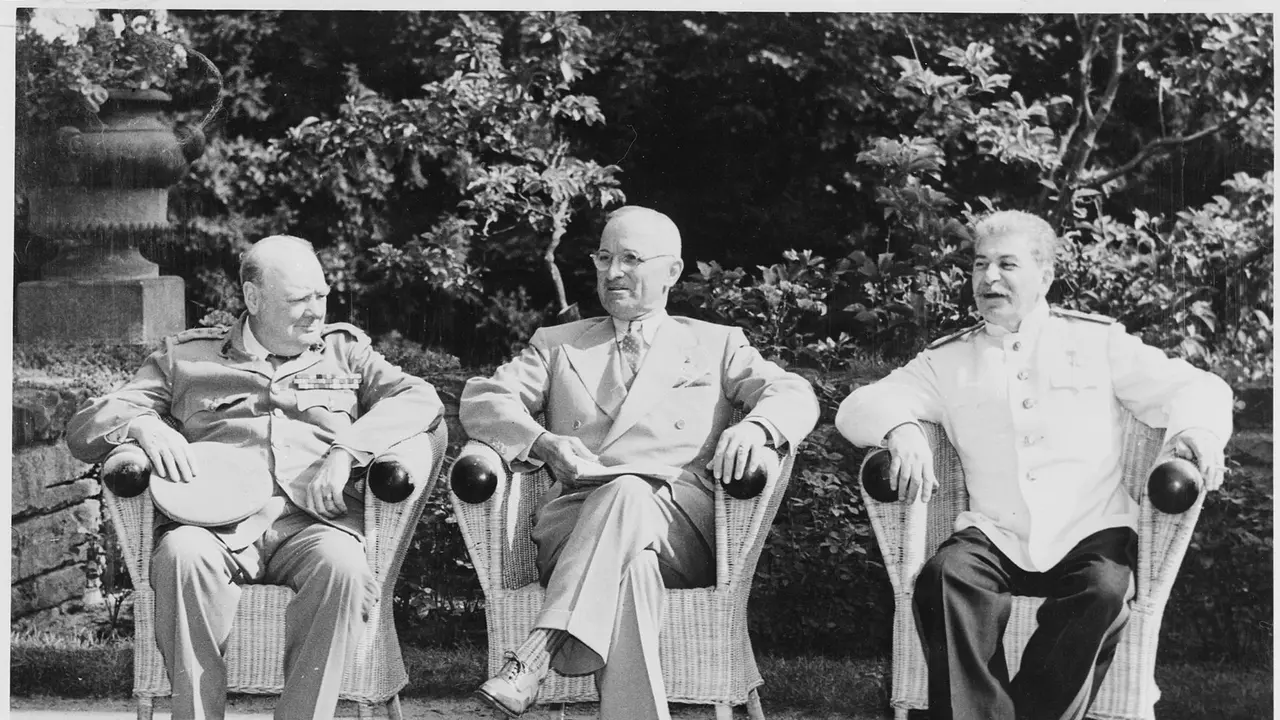 Pemimpin Tiga Negara Besar atau the Big Three pada sesi awal Konferensi Potsdam; Winston Churchill (PM Inggris), Harry S Truman (Presiden AS), dan Josef Stalin (Pemimpin Uni Soviet). (Wikimedia Commons / USNARA)