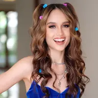 Kali ini Cinta Laura kenakan korset dengan look yang playful. Korset velvet berwarna biru itu dipadukan dengan aksesori dan bunny tail. [instagram/claurakiehl]