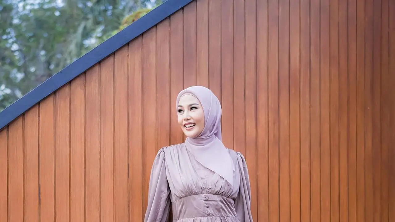 6 Ide Baju Kondangan Kekinian hijab ala Dara Arafah-Natalie Holscher