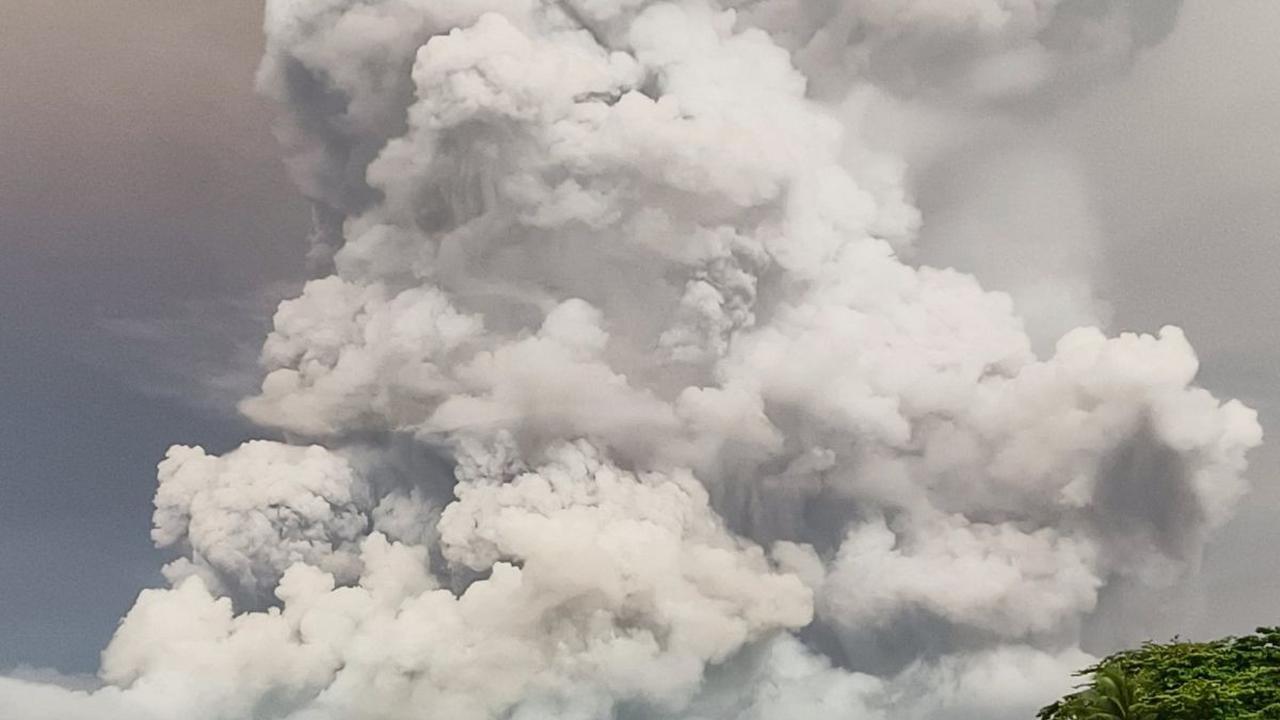 Penampakan Gunung Ruang yang kembali meletus terlihat dari Pulau Tagulandang, Kabupaten Sitaro, Sulawesi Utara, pada Selasa (30/4/2024) pagi waktu setempat.&nbsp;Gunung Ruang memuntahkan abu vulkanik setinggi 5.000 meter dari pusat kawah. AFP/STR