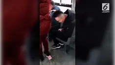 Aksi kocak seorang pria yang ingin mengambil uang jatuh di sepatu wanita.