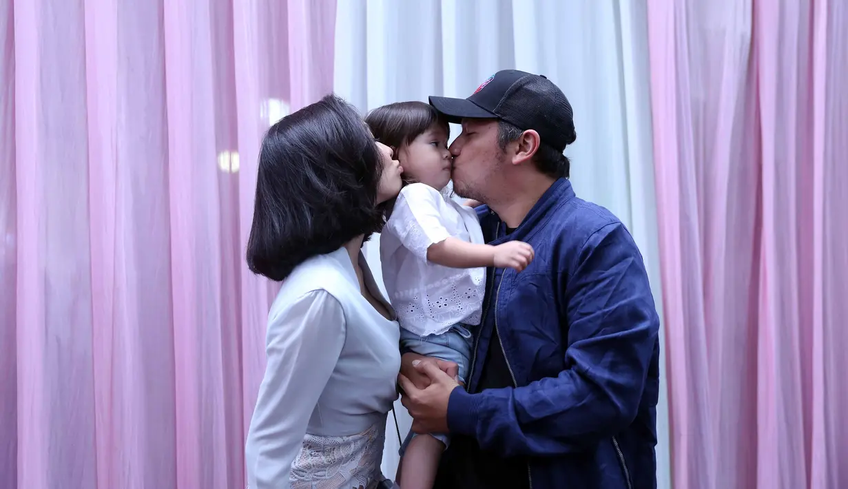 Dengan terburu-buru, Gisella Anastasia meninggalkan kerumunan wartawan menuju kendaraannya dengan alasan memiliki urusan lain yang harus segera diselesaikan. (Nurwahyunan/Bintang.com)