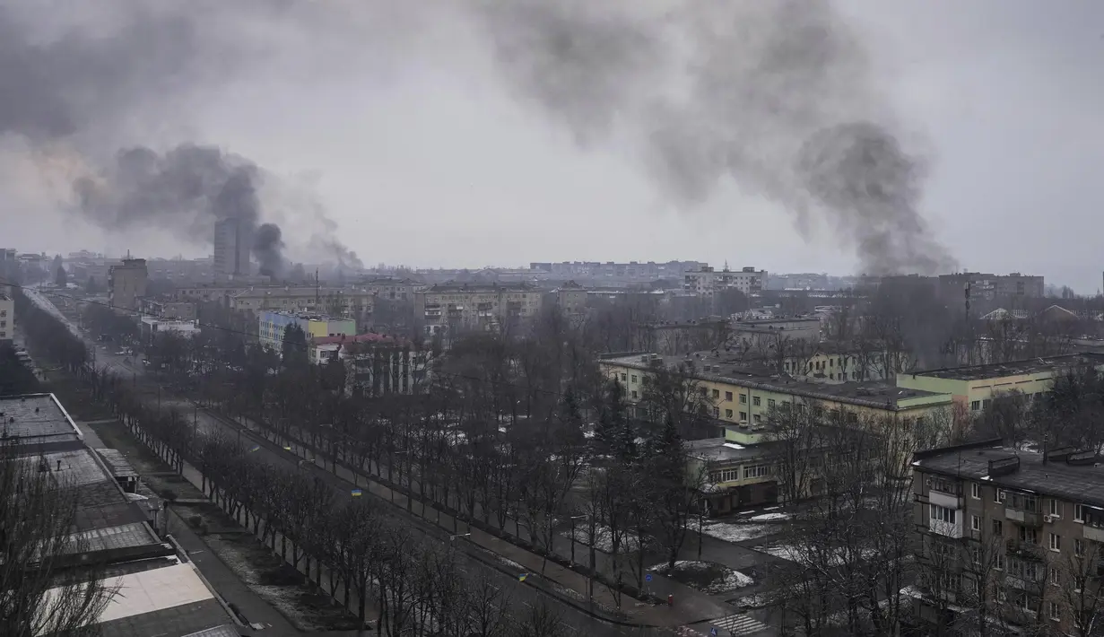 <p>Asap mengepul setelah serangan udara Rusia di Mariupol, Ukraina (9/2/2022). Serangan Rusia telah merusak parah sebuah rumah sakit bersalin di kota pelabuhan Mariupol yang terkepung, kata pejabat Ukraina. (AP Photo/Evgeniy Maloletka)</p>