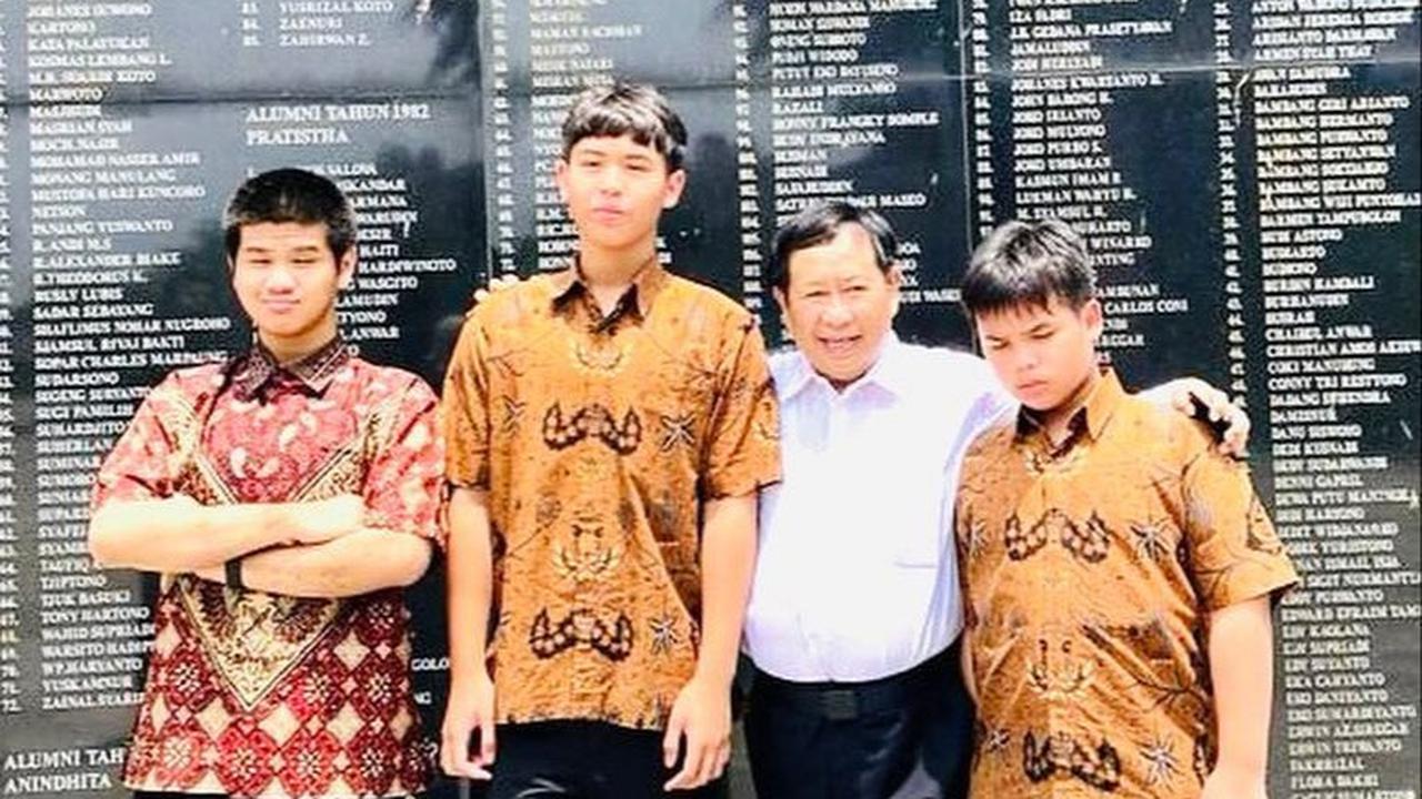 "(Brigade Khusus) tiga pengawal pribadi setia punya kemampuan khusus hilangkan capek dan penat serta kawal saat kuliner,"