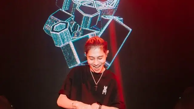 Gaya Fashion DJ Panda saat Manggung