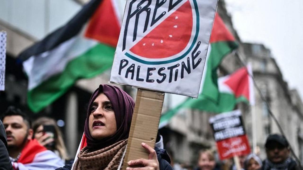 Massa pro Palestina menggelar aksi unjuk rasa bertajuk 'Pawai Nasional untuk Palestina' di pusat kota London, Inggris, pada 3 Februari 2024. Ribuan orang ini kembali turun ke jalan untuk menuntut gecatan senjata atas serangan Israel yang terus membombard