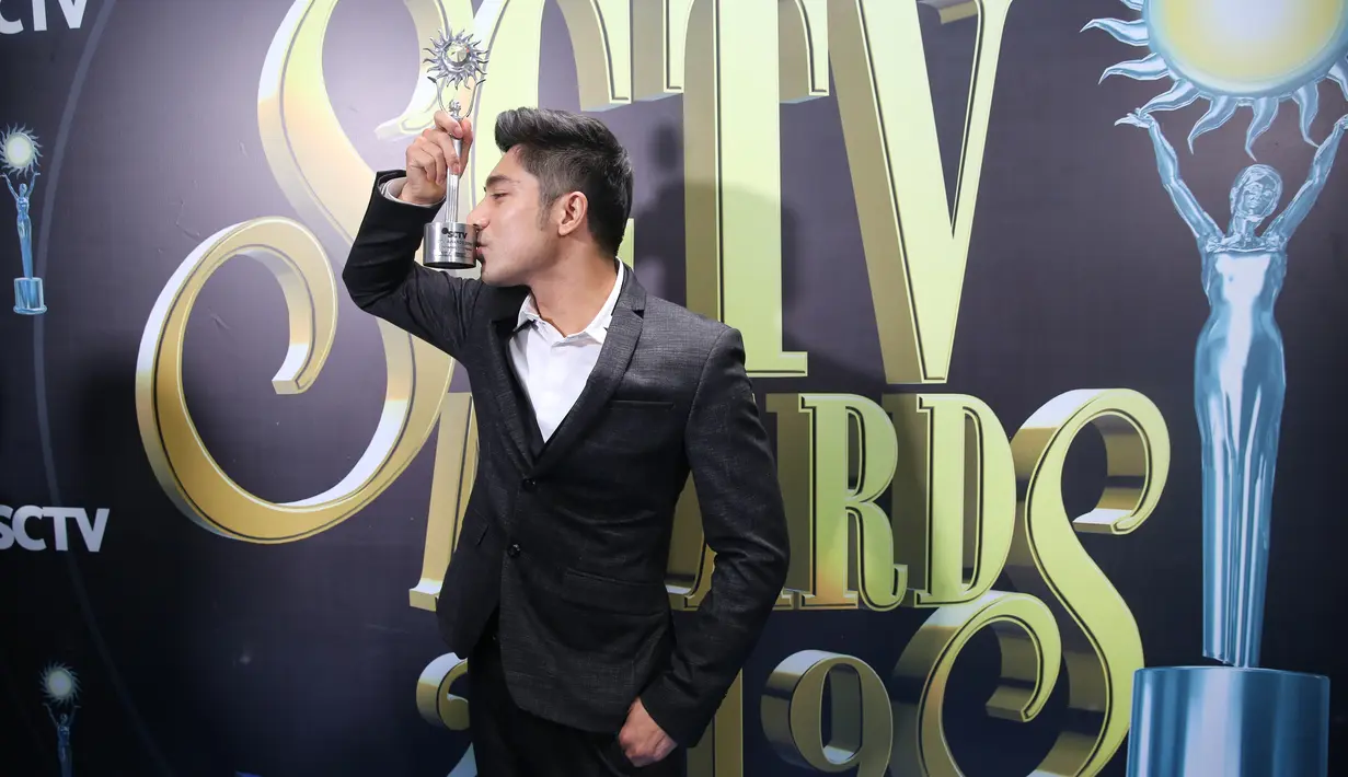 Riza Syah DI SCTV Awards 2019 di studio 6 EMTEK, Daan Mogot, Jakarta Barat, Jumat (29/11/2019). (Adrian Putra/Fimela.com)