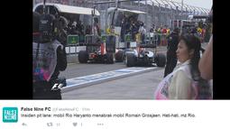 Insiden senggolan Rio Haryanto dan Romain Grosjean ini mengakibatkan sayap depan kiri mobil Rio Haryanto mengalami kerusakan. (Bola.com/Twitter)