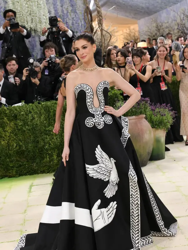 Pesona Real-Life Princess! Anne Hathaway Curi Perhatian di Met Gala 2026 dengan Gaun Artistik