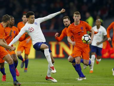 Pemain Inggris, Dele Alli mencoba melewati adangan para pemain Belanda pada laga uji coba di Amsterdam Arena, Amsterdam, (23/3/2017). Inggris menang 1-0. (AP/Peter Dejong)