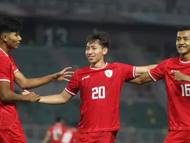 Timnas Indonesia U-19 mengawali langkahnya di ajang Piala AFF U-19 2024 dengan mencatat kemenangan besar 6-0 atas Filipina U-19 di Stadion Gelora Bung Tomo, Surabaya, Rabu (17/7/2024). Setengah lusin gol pasukan Indra Sjafri dihasilkan melalui brace Iqbal Gwijangge dan Arlyansyah Abdulmanan ditambah masing-masing satu gol dari Kadek Arel dan Jens Raven. Dengan hasil ini Garuda Muda sementara memimpin Grup A di atas Timor Leste yang hanya menang 3-2 atas Kamboja di laga lainnya. (Bola.com/Aditya Wany)