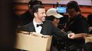 Pemandu acara Jimmy Kimmel tersenyum sambil membagi-bagikan 7.000 sandwich selai isi kacang kepada para hadirin selama penghargaan Emmy Awards 2016, di Los Angeles, Minggu (18/9). (Kevin Winter/Getty Images NORTH AMERICA/AFP)