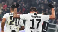 Striker Juventus, Mario Mandzukic, melakukan selebrasi usai mencetak gol ke gawang Inter Milan pada laga Serie A di Stadion Allianz, Turin, Jumat (7/12). Juventus menang 1-0 atas Inter Milan. (AP/Andrea Di Marco)