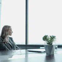 Ilustrasi perempuan bekerja di kantor. (Sumber foto: Pexels.com)
