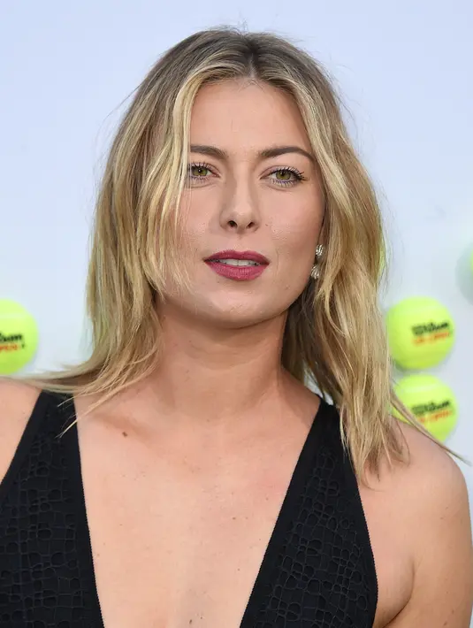 Petenis Rusia, Maria Sharapova berpose setibanya pada pemutaran perdana film Battle of the Sexes" di Los Ageles, Sabtu (16/9). Untuk makeup, wanita 30 tahun itu memilih pulasan yang minimalis namun elegan. (Photo by Jordan Strauss/Invision/AP)