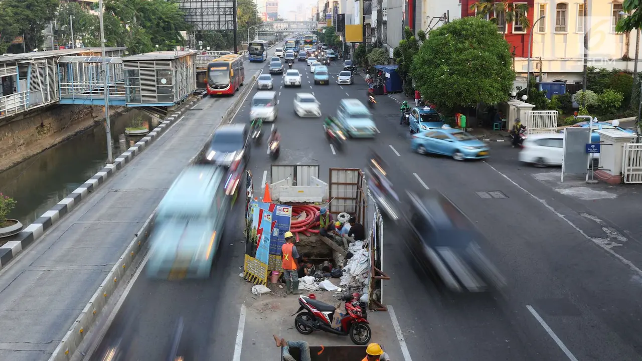 Ada di Tengah Jalan, Proyek Galian Listrik Bawah Tanah Persempit Lebar Jalan