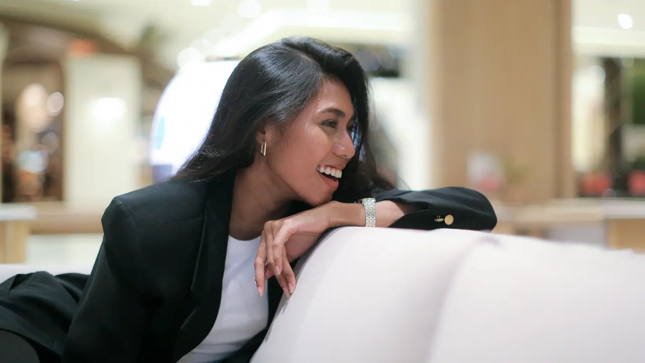 wanita maret elegan berkelas