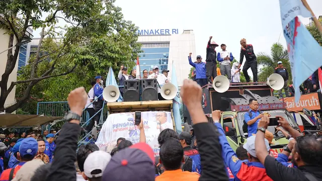 Ribuan buruh tumpah ruah memadati Kantor Kementerian Ketenagakerjaan