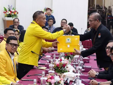 Sekjen Golkar Lodewijk Paulus menyerahkan dokumen daftar bakal calon legislatif (bacaleg) kepada Ketua Komisi Pemilihan Umum (KPU) Hasyim Asy'ari di Gedung KPU, Jakarta, Minggu (14/5/2023). (Liputan6.com/Herman Zakharia)