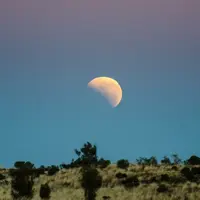 Fenomena gerhana bulan sebagian (parsial) terlihat di atas alun-alun Basantapur Durbar di Kathmandu, Nepal pada Rabu (17/7/2019) dini hari. Gerhana bulan parsial ini bisa diamati dari Amerika Selatan, Eropa, Afrika, Asia dan Australia. (PRAKASH MATHEMA/AFP)