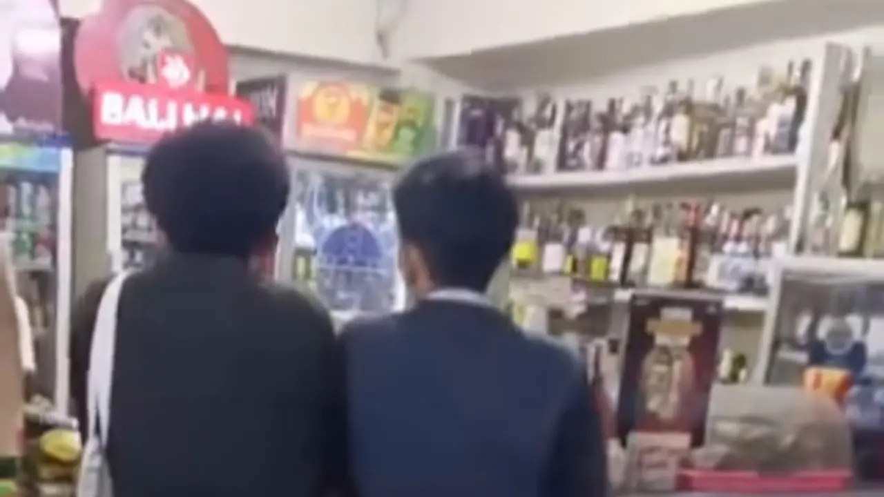 Dua pelajar dengan bebasnya membeli miras di Cilodong