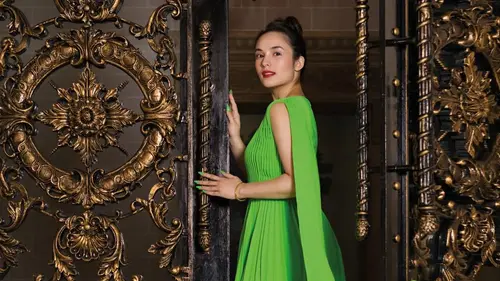 Chelsea Islan tampil dress hijau saat foto anniversary. [@chelseaislan]