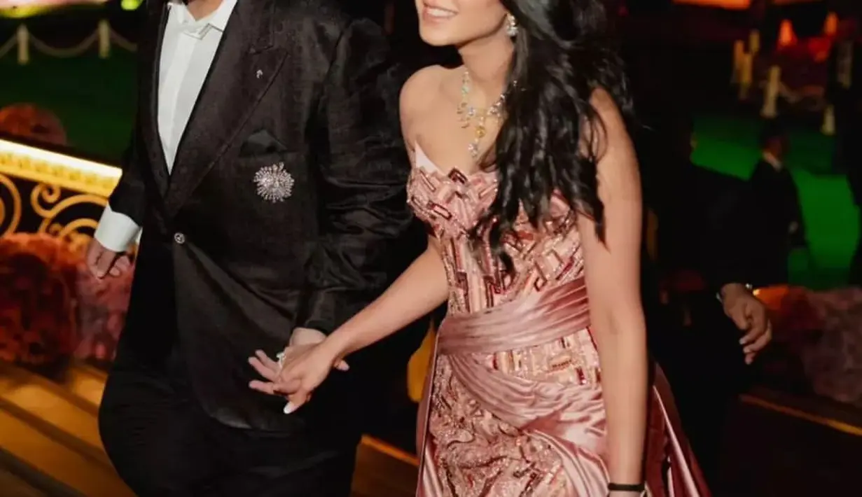 Di hari pertama, Radhika tampil menawan dengan balutan gaun dari Versace bernuansa pink. [@radhikamerchantfc]