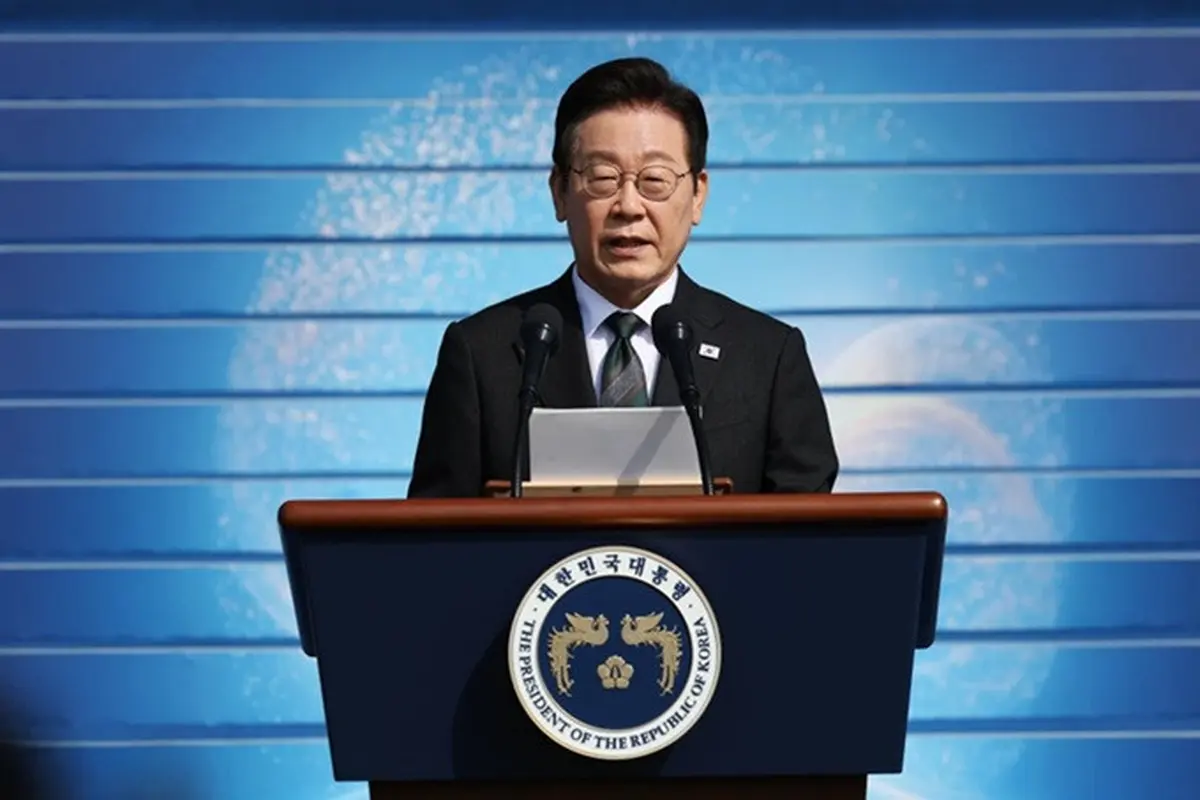 Presiden Korea Selatan Lee Jae Myung saat menyampaikan pidatonya pada Hari Angkatan Bersenjata ke-77 di Gyeryong, Korea Selatan, Rabu (1/10/2025).