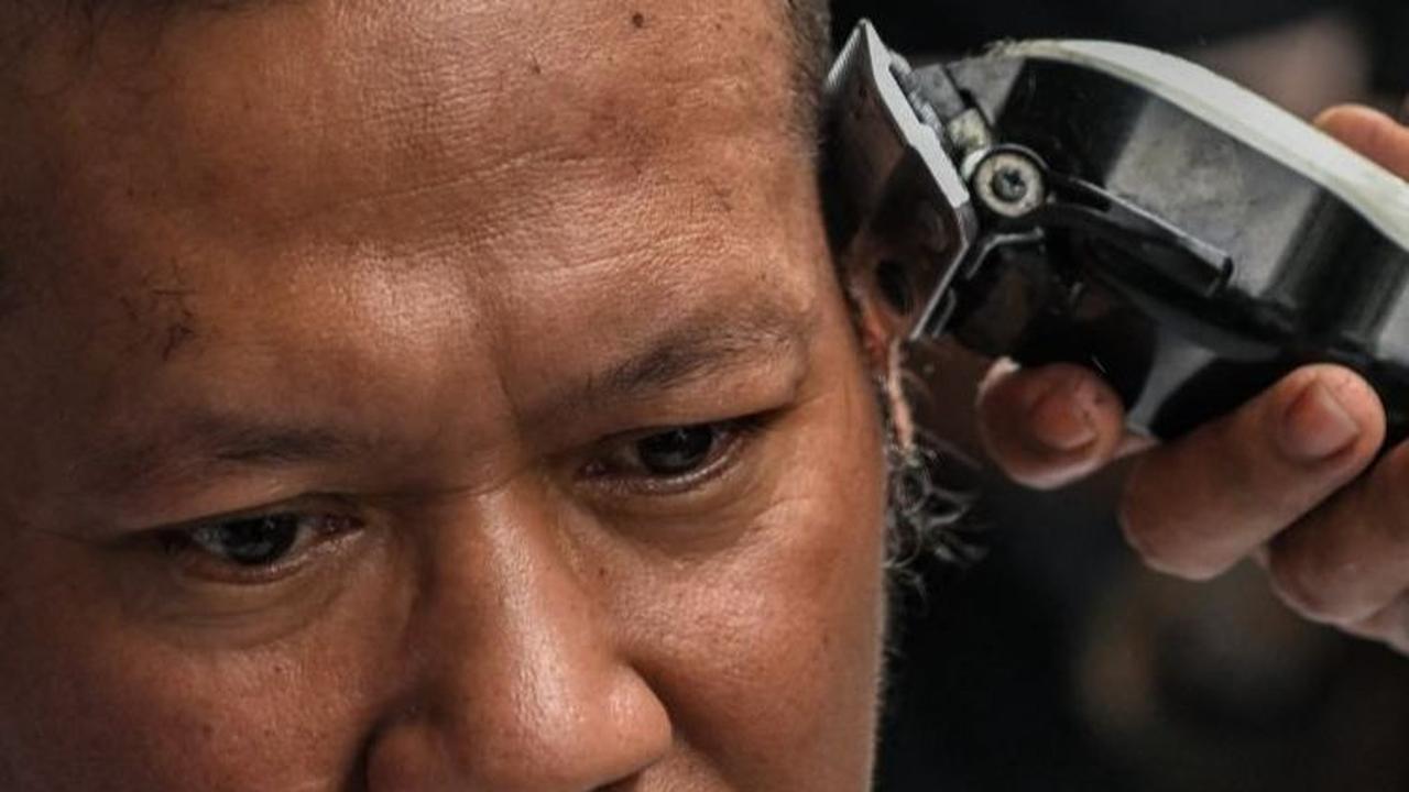 Potong rambut massal ini digelar oleh Komunitas Ngaji Salon. Foto: AFP / Juni Kriswanto<br>