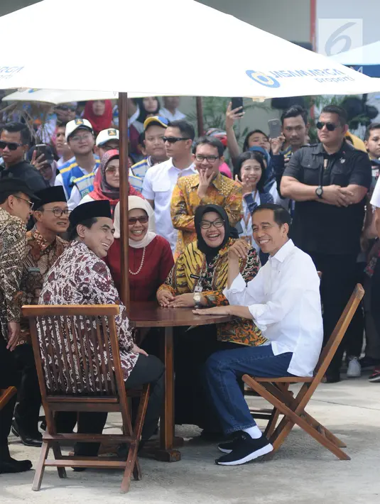 Presiden Joko Widodo atau Jokowi meninjau Rest Area 538 dan menjajal makanan seusai meresmikan ruas  Tol Sragen-Ngawi, Jawa Tengah, Rabu (28/11). Jokowi duduk semeja dengan kepala serta pimpinan daerah setempat. (Liputan6.com/Angga Yuniar)
