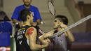 Jonatan Christie bersalaman dengan Fiktri Ikhsandi Hadmadi usai bertanding tiga set. (Bola.com/Vitalis Yogi Trisna)